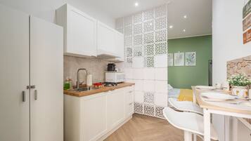 Frigorifero, microonde, piano cottura, macchina per tè/caffè