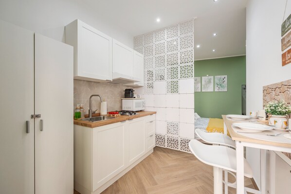 Refrigerador, microondas, placa de cocina, cafetera/tetera
