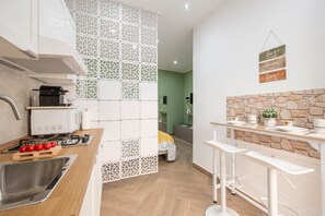 Refrigerador, microondas, placa de cocina, cafetera/tetera