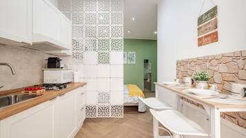 Kühlschrank, Mikrowelle, Herdplatte, Wasserkocher mit Kaffee-/Teezubehör