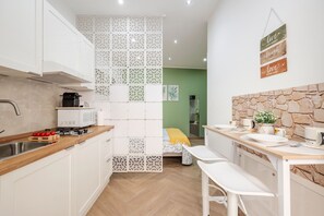 Fridge, microwave, stovetop, coffee/tea maker - Studio 'Verde Incanto' with Wi-Fi and Air Conditioning (Palermo)