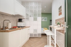 Fridge, microwave, stovetop, coffee/tea maker - Studio 'Verde Incanto' with Wi-Fi and Air Conditioning (Palermo)