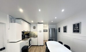 Fridge, microwave, oven, coffee/tea maker - Urban Flat 14 - Charming 3 BDR Flat in Paris (París)