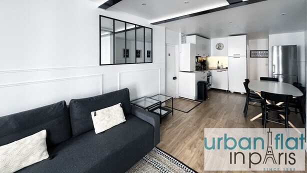 Un appartement moderne comprenant un salon, une cuisine et un coin repas.