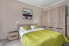 2 bedrooms, desk, iron/ironing board, travel crib