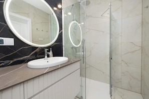 Douche, sĂšche-cheveux, serviettes fournies, shampoing