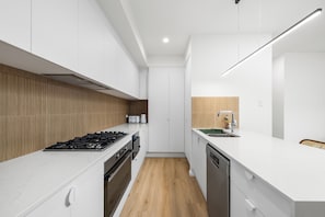 Refrigerador, microondas, horno y parrilla de estufa