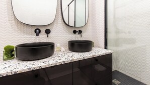 Apartment | Bathroom | Hair dryer, towels, shampoo - Pleasant Studio - 1P - Beaugrenelle / Tour Eiffel (Paris)