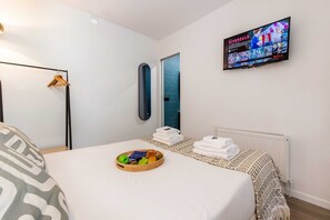 1 bedroom, bed sheets