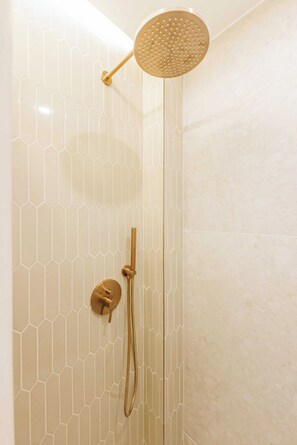Apartment | Bathroom | Hair dryer, towels, shampoo - Cozy Apartment 2br/6p - Sacre-coeur / Montmartre (Paris)