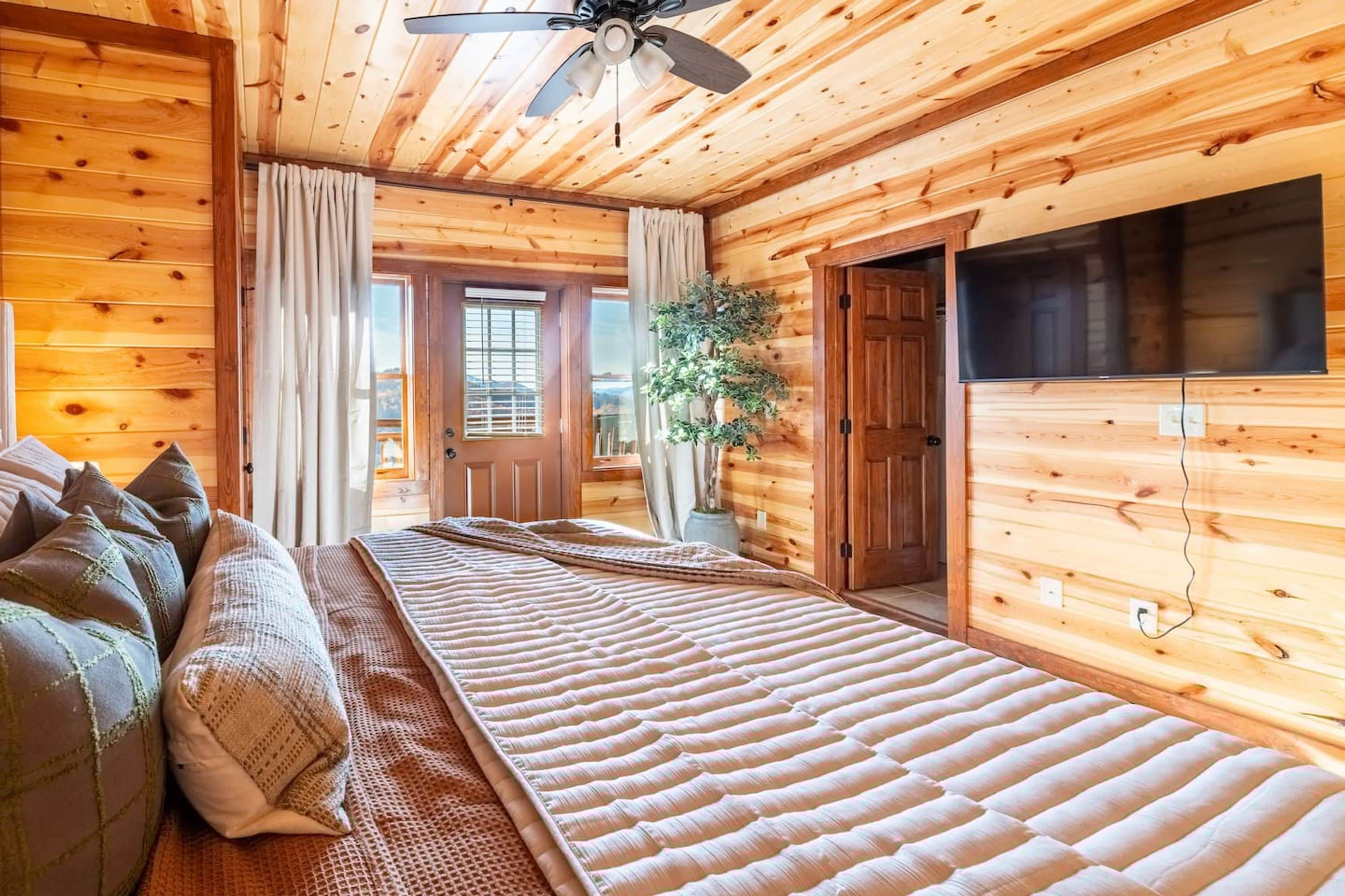 House | 4 bedrooms, desk