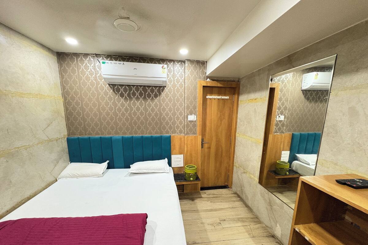 WiFi (free), bed sheets