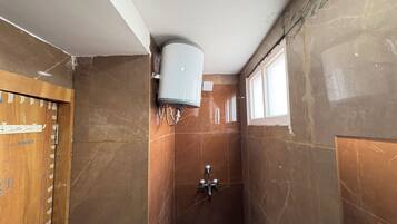 Een douche, een regendouche, handdoeken, zeep