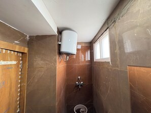 Shower, rainfall showerhead, towels, soap - Hotel Nenumal Ajmer Rajasthan (Ajmer)