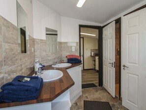 Shower - Sharon's Shepherd Hut (Oswestry)