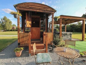 Outdoor dining - Sharon's Shepherd Hut (Oswestry)