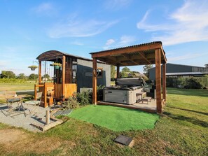 Outdoor dining - Sharon's Shepherd Hut (Oswestry)