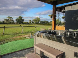 Terrace/patio - Sharon's Shepherd Hut (Oswestry)
