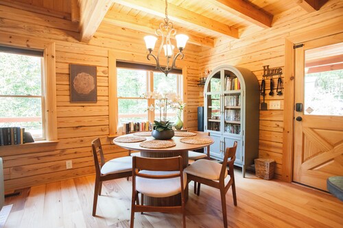 NEW! Quiet Riverfront Log Cabin - Firepits, Starlink, EV Charger, near Dahlonega