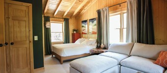 NEW - Riverfront Cabin Escape with Beach, Firepits, EV Charger, Starlink, Kayaks