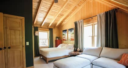Quiet Riverfront Log Cabin with Firepits, Starlink, EV Charger, near Dahlonega!