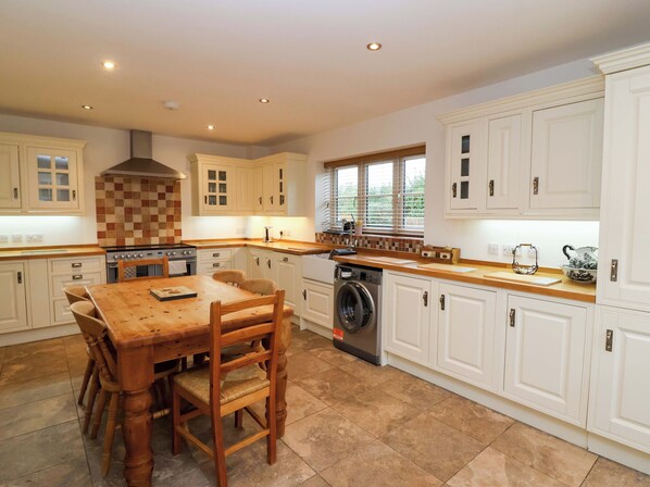 Mökki | Yksityinen keittiö | Keittoastiat/astiat/ruokailuvälineet