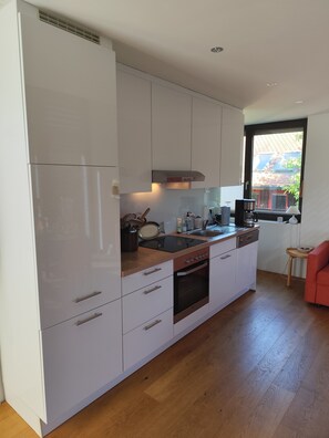 Un four, surface de cuisson, lave-vaisselle