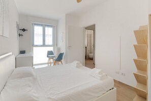 1 soverom, strykejern/-brett og reiseseng for barn