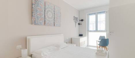 1 soverom, strykejern/-brett og reiseseng for barn