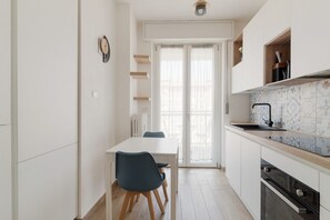 Kylskåp, mikrovågsugn, ugn och spishäll