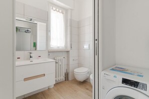 Een douche, een haardroger, een bidet, handdoeken