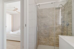 Een douche, een haardroger, een bidet, handdoeken