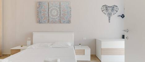 1 間睡房、熨斗/熨衫板、可攜式嬰兒床