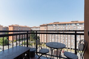 Outdoor dining - GuestHost - Naviglio Grande Bright Apartment (Milan)