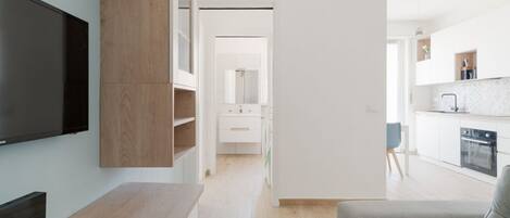 تلفزيون بشاشة مسطحة