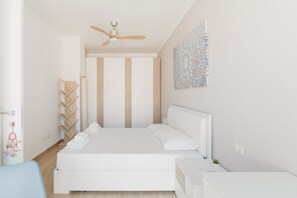 1 sovrum, strykjärn/strykbräda och resesäng