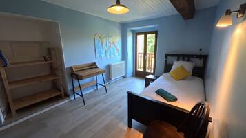 3 chambres, fer et planche à repasser, Wi-Fi, draps fournis