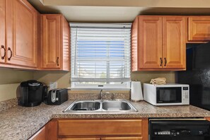 Fridge, microwave, oven, stovetop - Surf Crest 104 (Ocean City)