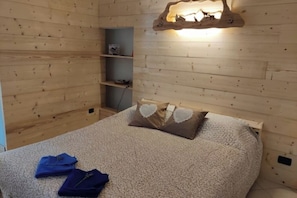 1 slaapkamer, een strijkplank/strijkijzer, wifi, beddengoed