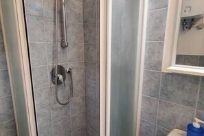 Dusche, Haartrockner, Bidet, Handtücher