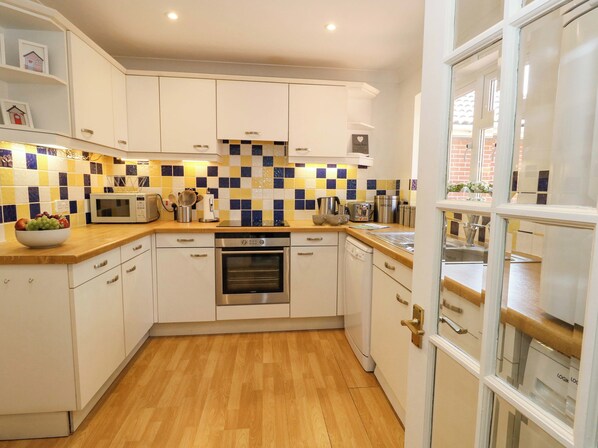 Dishwasher, cookware/dishes/utensils