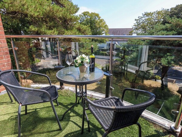 Outdoor dining - Casa Al Mare (Poole)