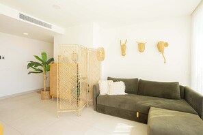 TV, stereo, offices - One Residences - 2 bedroom penthouse with jacuzzi and panoramic view (Mijas)