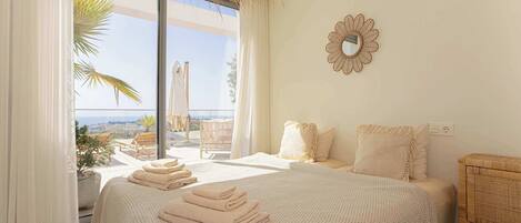 2 slaapkamers, een bureau, een strijkplank/strijkijzer, reisbedje