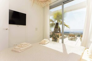 2 bedrooms, desk, iron/ironing board, travel cot