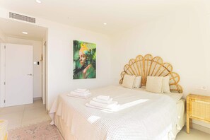 2 Schlafzimmer, Schreibtisch, Bügeleisen/Bügelbrett, Reisekinderbett