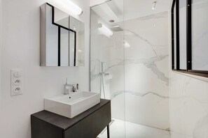 Appartement | Salle de bain | Sèche-cheveux, serviettes fournies, shampoing