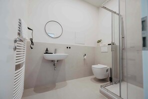 Een douche, een haardroger, handdoeken