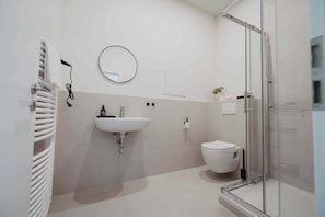 Een douche, een haardroger, handdoeken