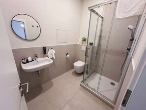 Dusche, Haartrockner, Handtücher